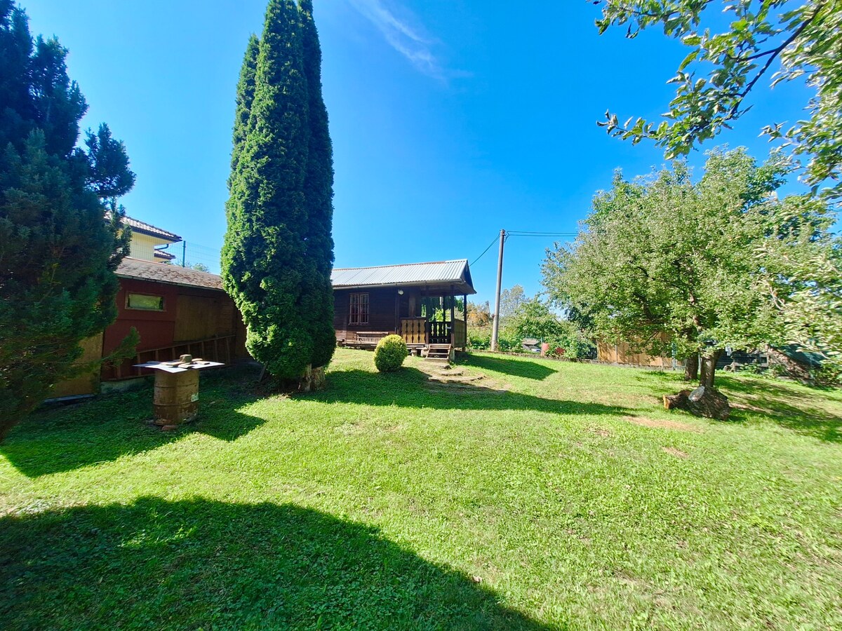 Na predaj pozemok 973 m² s chatkou a studňou, Kokošovce pri Prešove