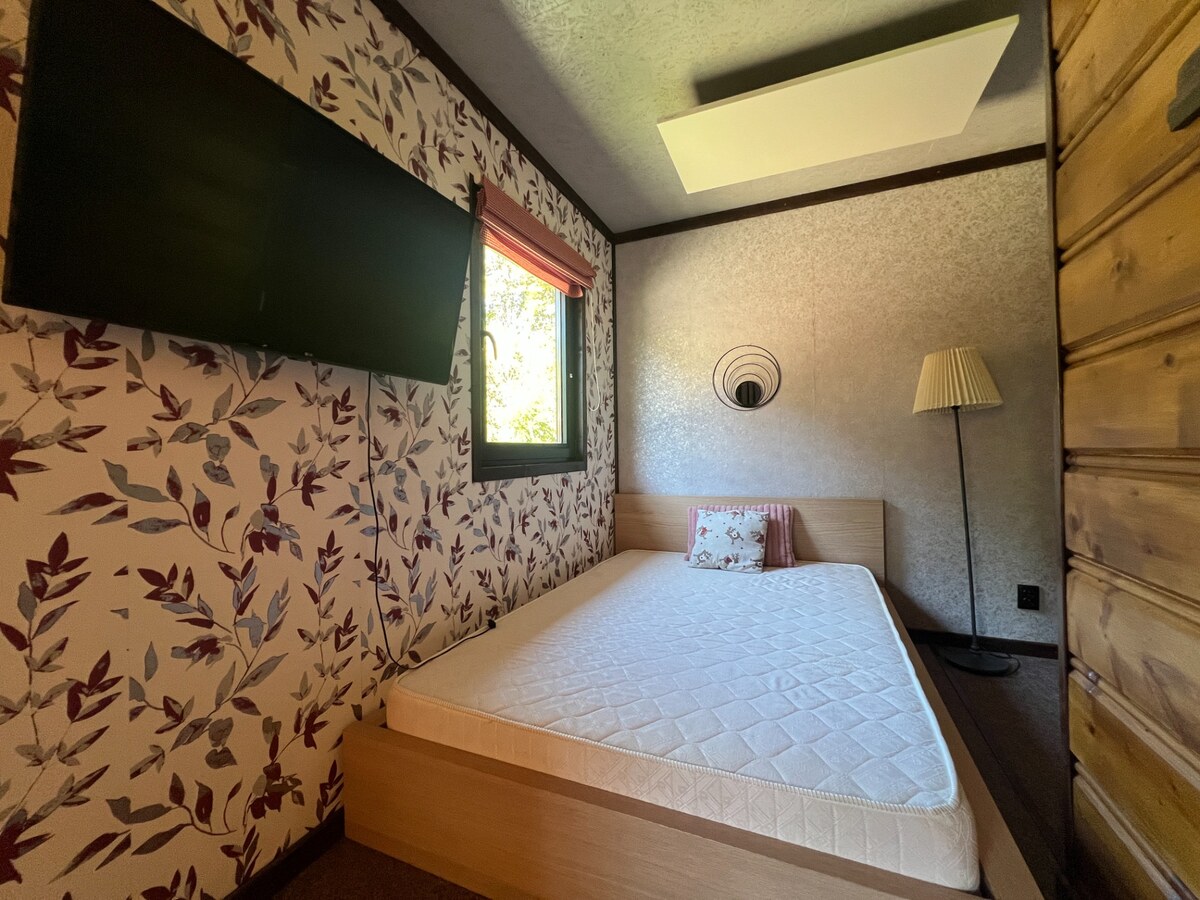 Rezervované | Celoročná chata so saunou a vlastnou elektrárňou,3 500m2 — foto 11