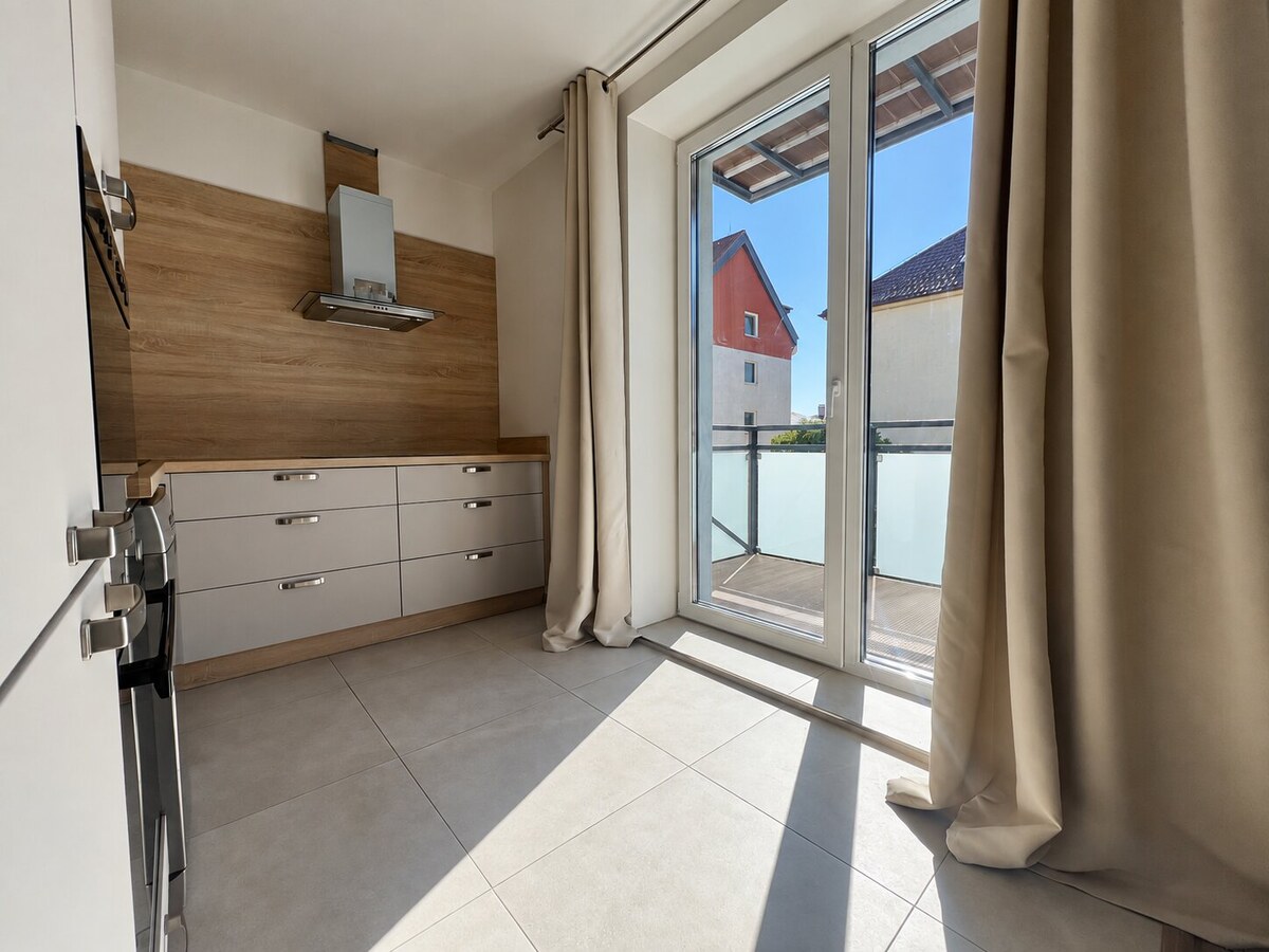 PRENÁJOM | Moderný 2-izbový byt s balkónom a parkovaním – SL — foto 2