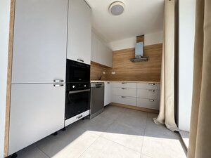 PRENÁJOM | Moderný 2-izbový byt s balkónom a parkovaním – SL — foto 1