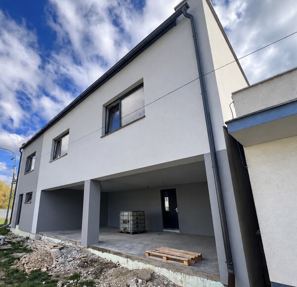 Znížená cena | Nová 2-podlažná administratívno-obchodná budova