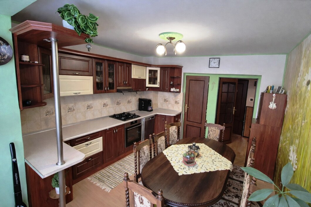 UDRŽIAVANÝ 6 IZBOVÝ RODINNÝ DOM, 1242m2, ÚDOL,