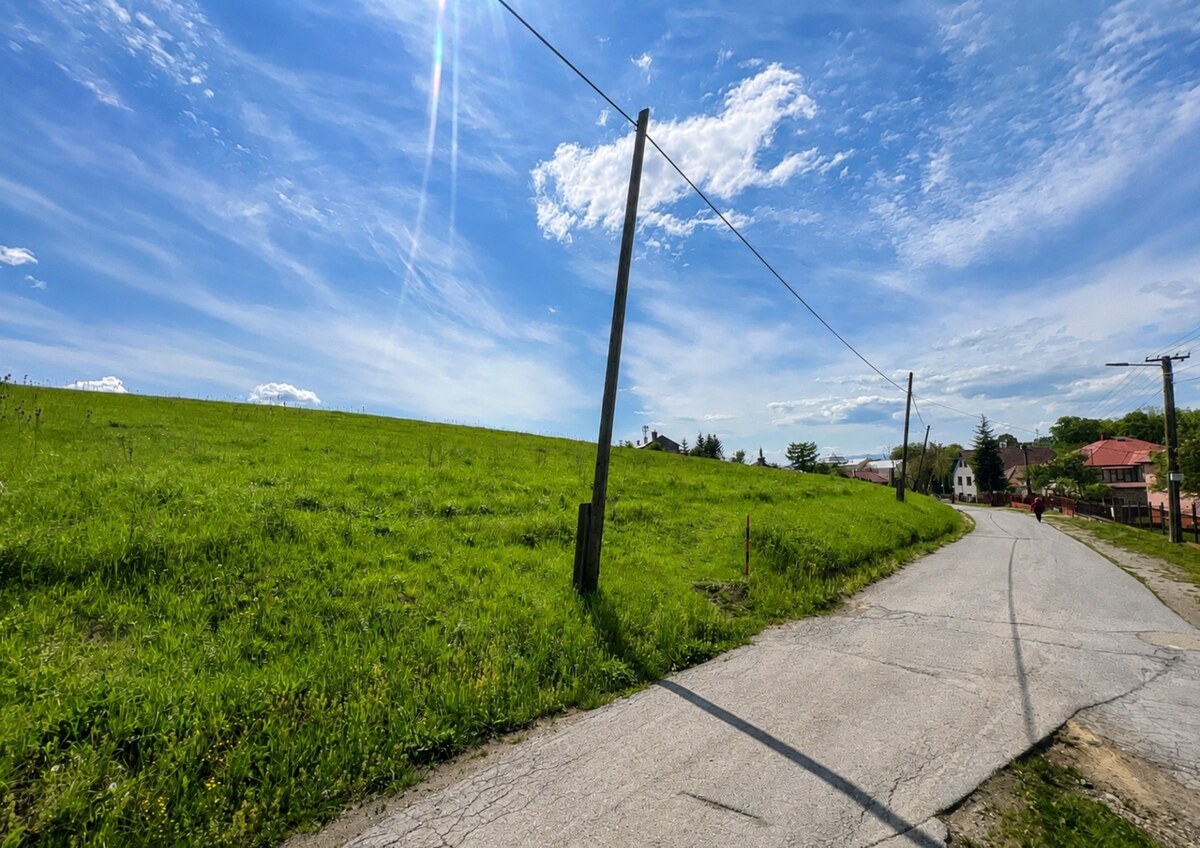Priestranný stavebný pozemok 2 441 m² vo Finticiach — foto 2