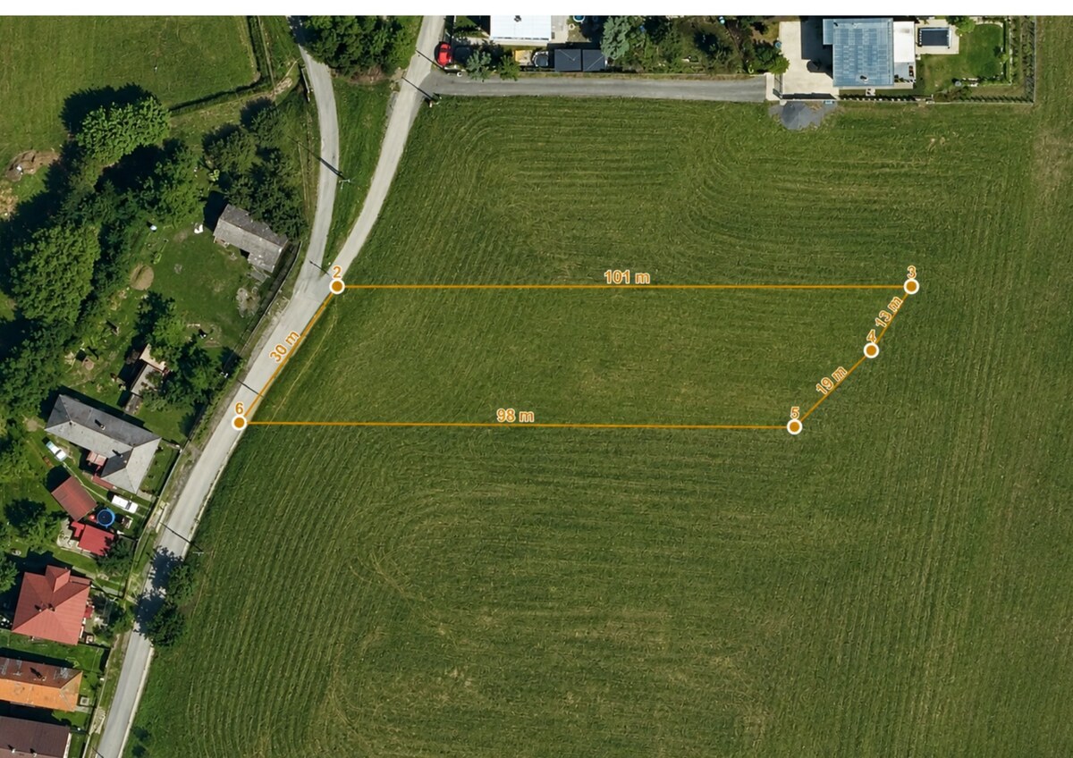 Priestranný stavebný pozemok 2 441 m² vo Finticiach — foto 6