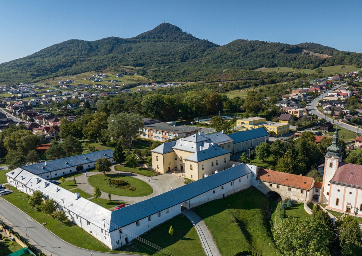 Priestranný stavebný pozemok 2 441 m² vo Finticiach — foto 8