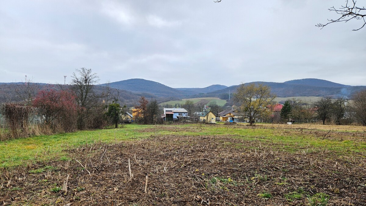 Priestranný stavebný pozemok v obci Kalša, okres Košice-okolie — foto 3
