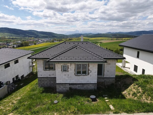 ROZOSTAVANÝ 4 IZBOVÝ RODINNÝ DOM, ŠIBENIČNÁ HORA