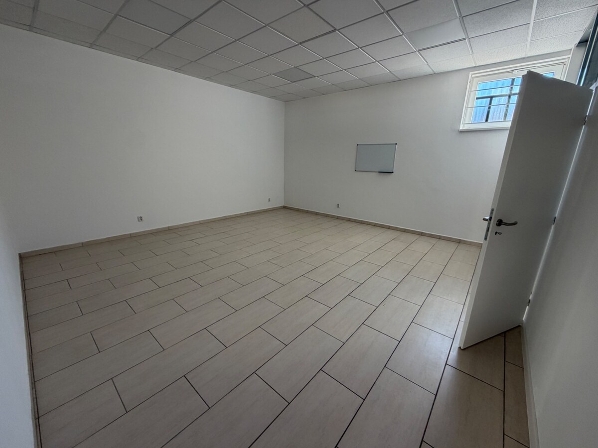 Priestor blízko námestia Topoľčany / PRENAJOM — foto 3