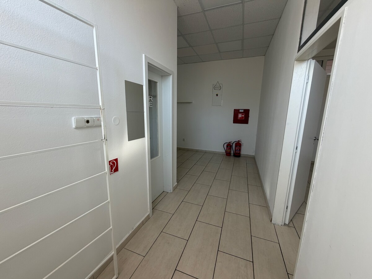 Priestor blízko námestia Topoľčany / PRENAJOM — foto 5