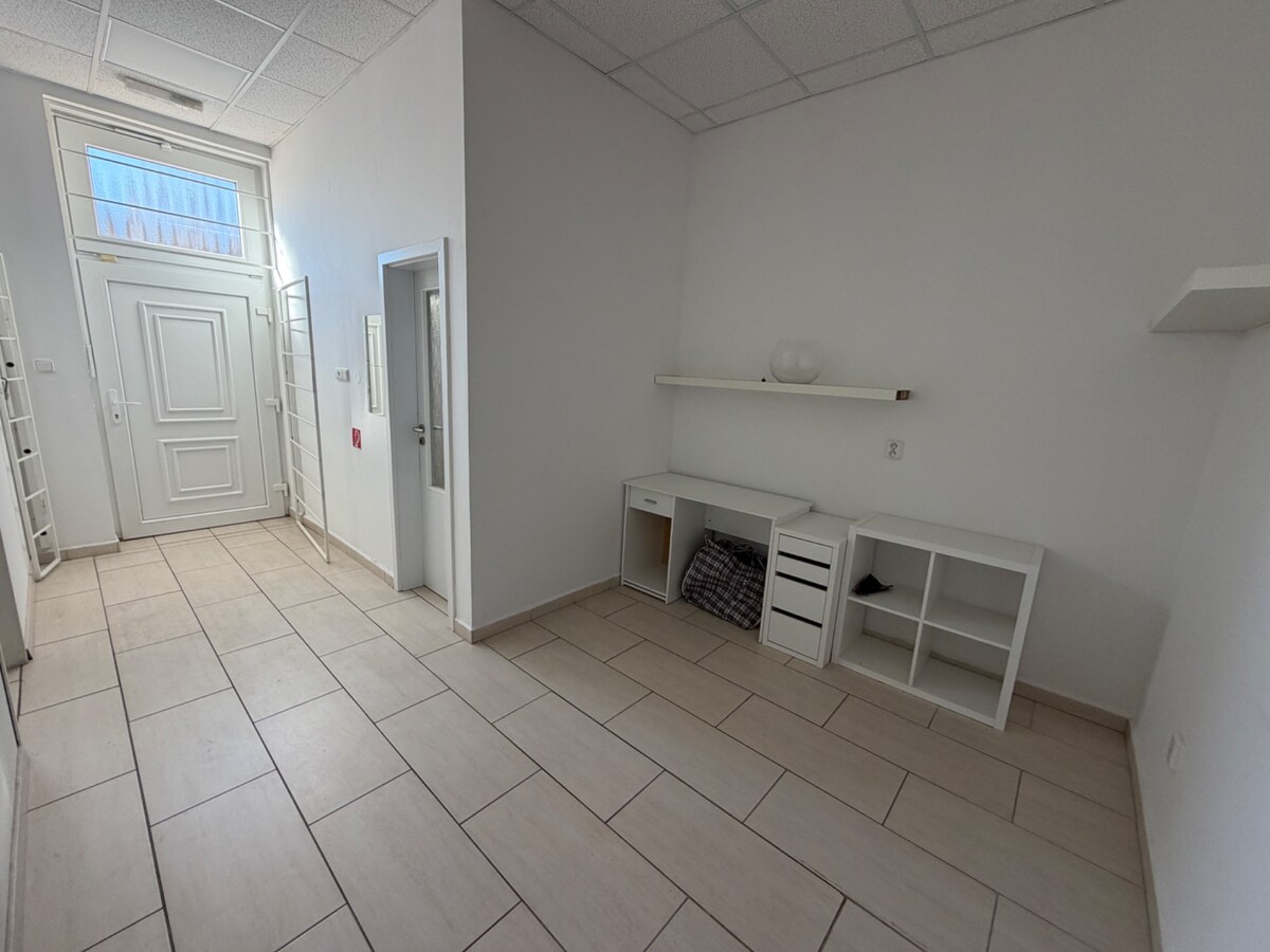 Priestor blízko námestia Topoľčany / PRENAJOM — foto 7