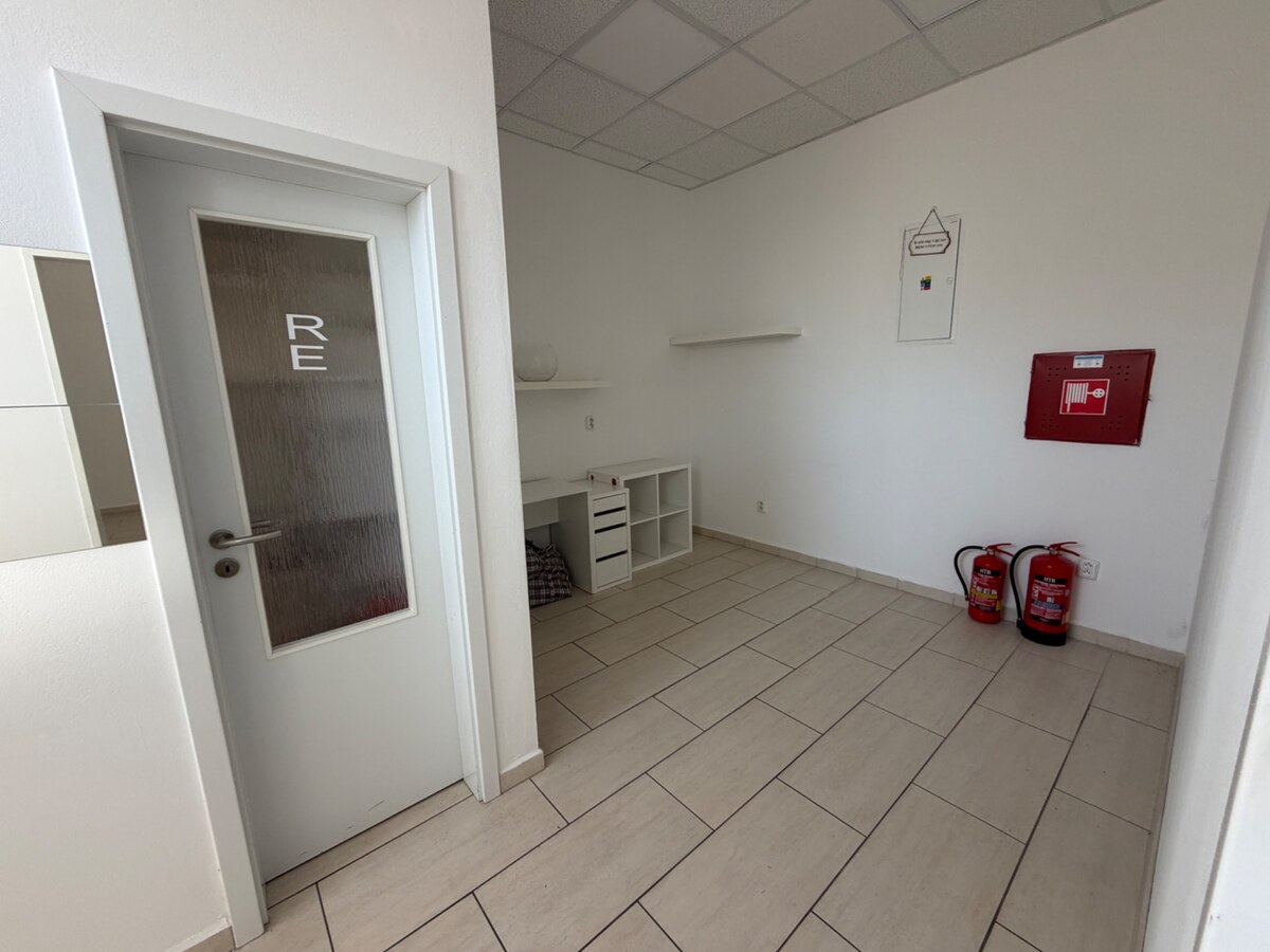Priestor blízko námestia Topoľčany / PRENAJOM — foto 8