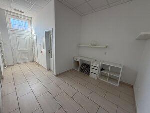 Priestor blízko námestia Topoľčany / PRENAJOM — foto 7
