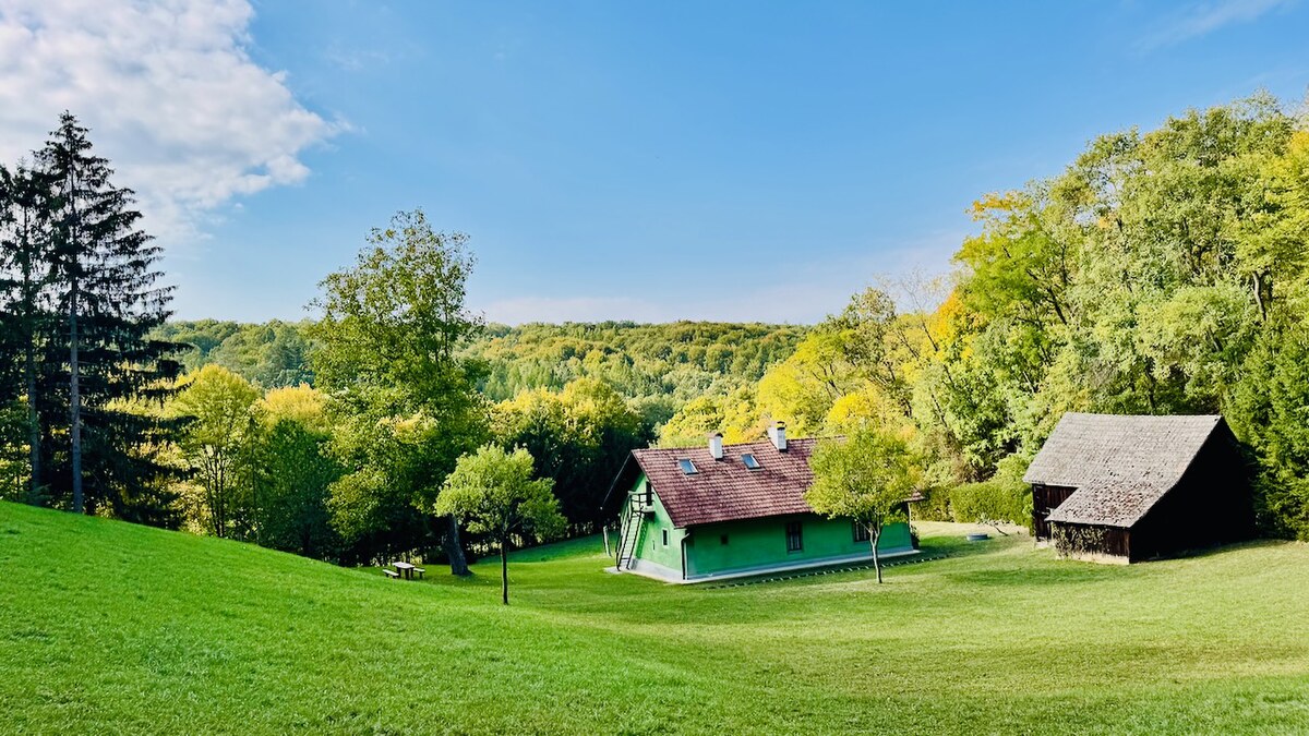Na predaj rodinný dom (chalupa) V. Uherce v lese – pozemok 2974 m2