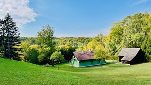 Na predaj rodinný dom (chalupa) V. Uherce v lese – pozemok 2974 m2 — foto 1