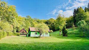 Na predaj rodinný dom (chalupa) V. Uherce v lese – pozemok 2974 m2 — foto 2