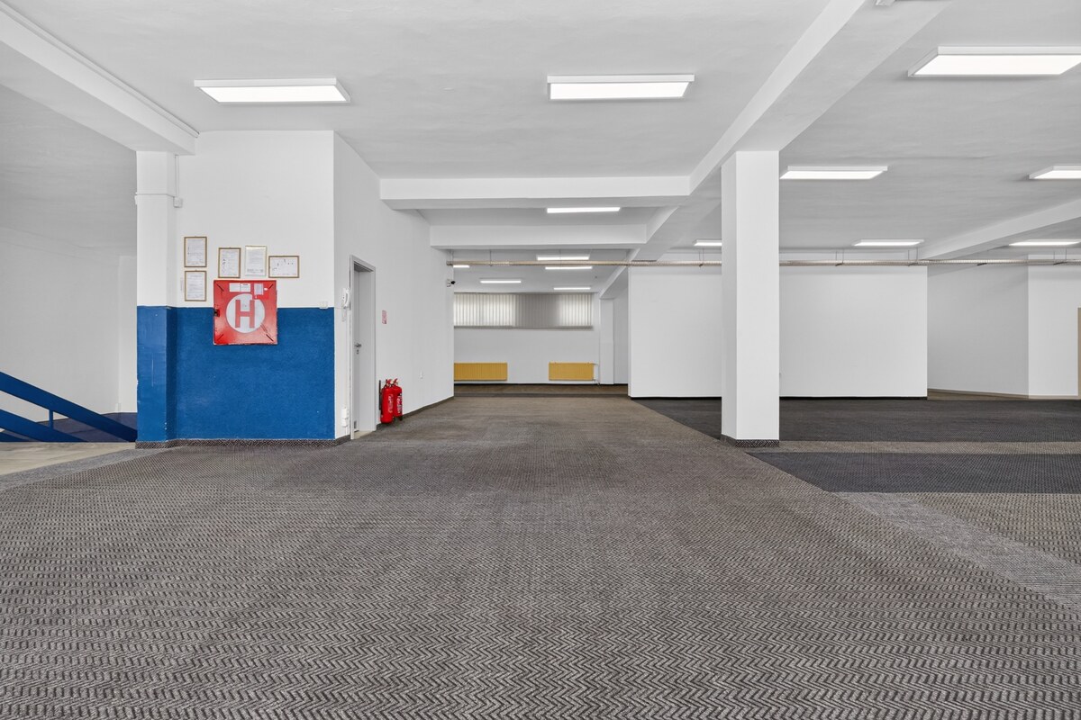 Obchodné  priestory námestie  2x600 m2 Topoľčany — foto 3