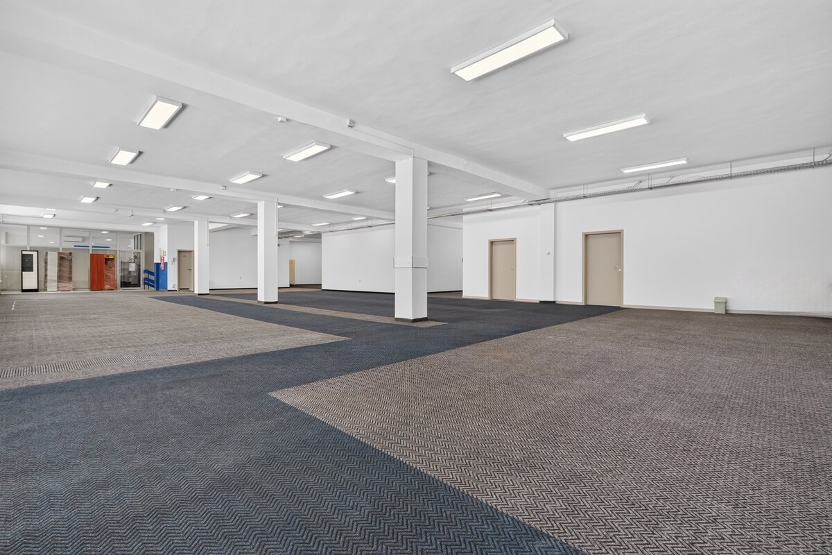 Obchodné  priestory námestie  2x600 m2 Topoľčany — foto 4