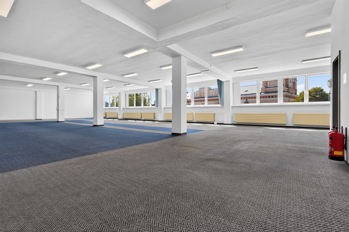 Obchodné  priestory námestie  2x600 m2 Topoľčany — foto 5