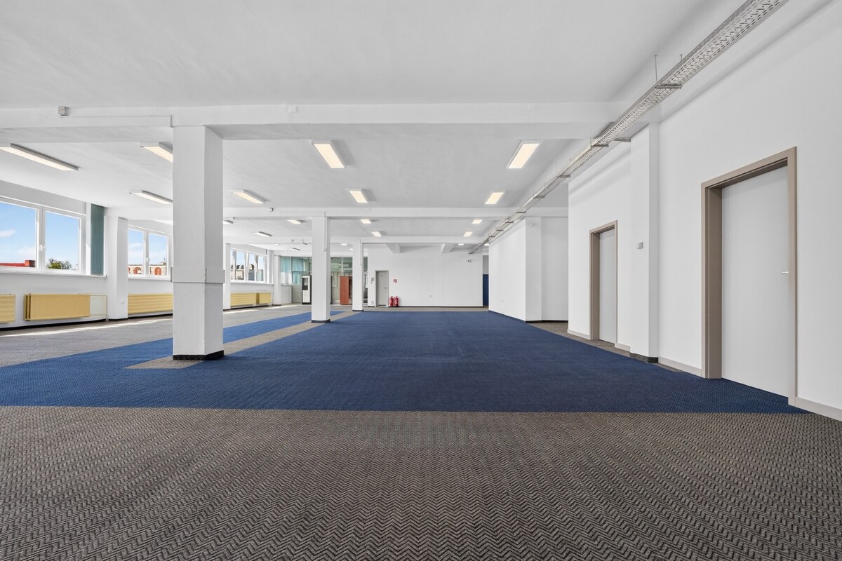 Obchodné  priestory námestie  2x600 m2 Topoľčany — foto 6