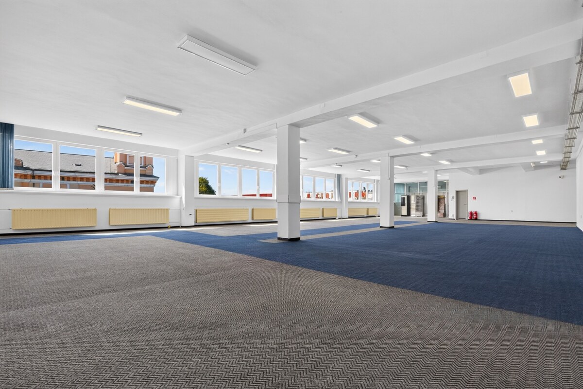 Obchodné  priestory námestie  2x600 m2 Topoľčany — foto 7