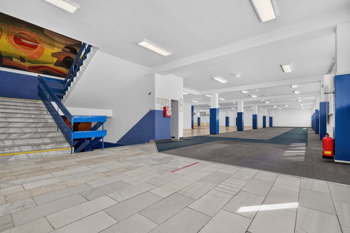 Obchodné  priestory námestie  2x600 m2 Topoľčany — foto 9
