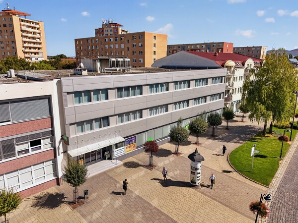 Obchodné  priestory námestie  2x600 m2 Topoľčany