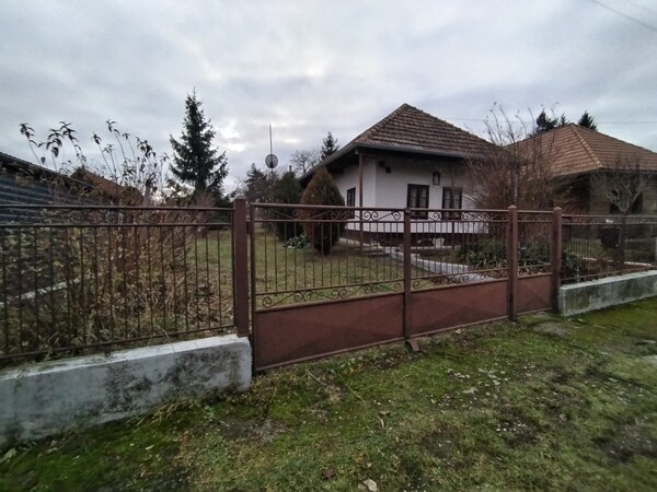 Na predaj pozemok s vidieckou chalupou v obci Dolný Pial - REZERVOVANÉ