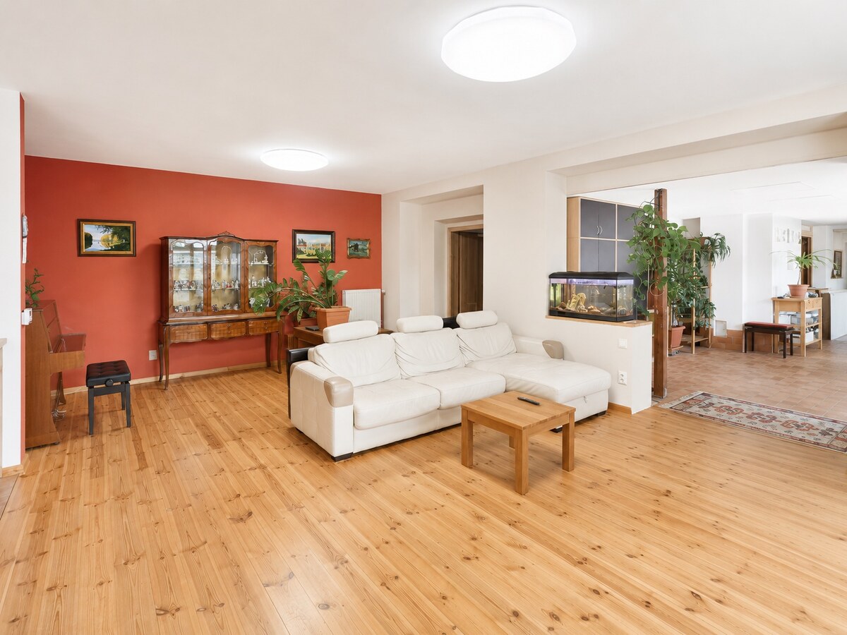 5-izbový rodinný dom s bazénom a pozemkom pri Nitre – 1655 m² — foto 2