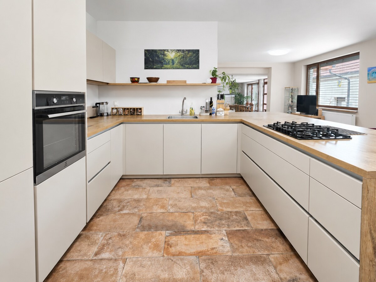 5-izbový rodinný dom s bazénom a pozemkom pri Nitre – 1655 m² — foto 3