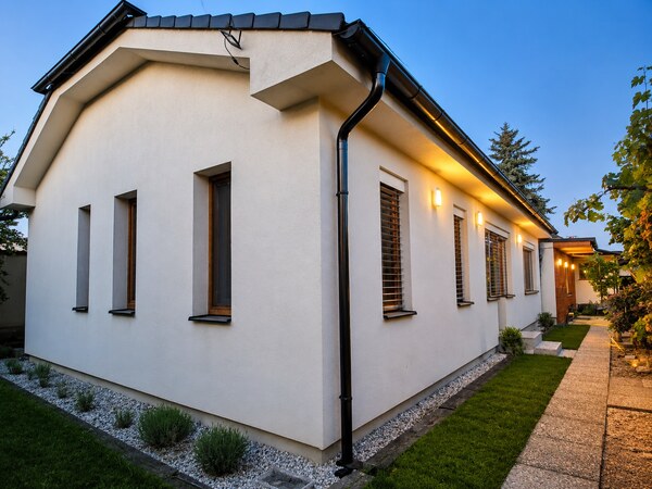 5-izbový rodinný dom s bazénom a pozemkom pri Nitre – 1655 m²