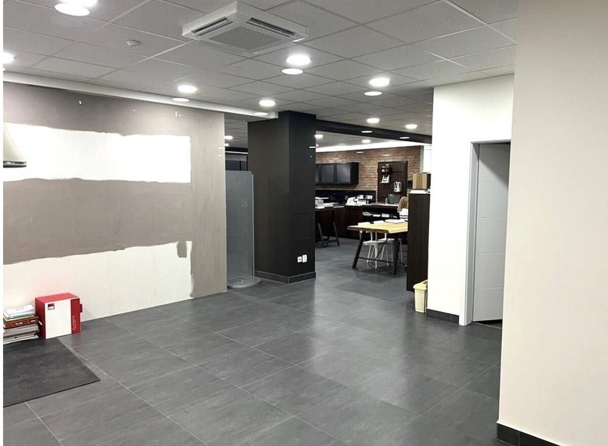 PRENÁJOM: Obchodné priestory 238m2, parkovanie, Ružinov — foto 2