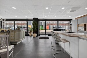 PRENÁJOM: Obchodné priestory 238m2, parkovanie, Ružinov — foto 1