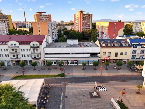 Obchodné priestory na námestí Topoľčany  PRENÁJOM