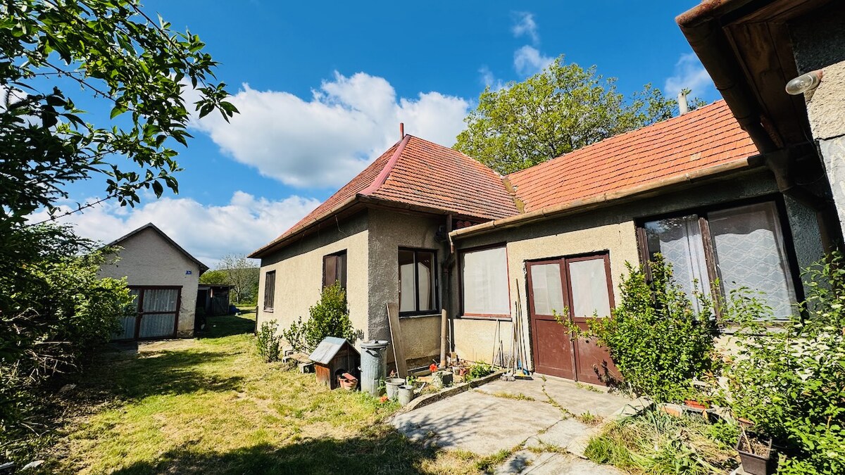 Na predaj 6-izbový rodinný dom (dvojdom) v Pažiti, pozemok 1445 m²