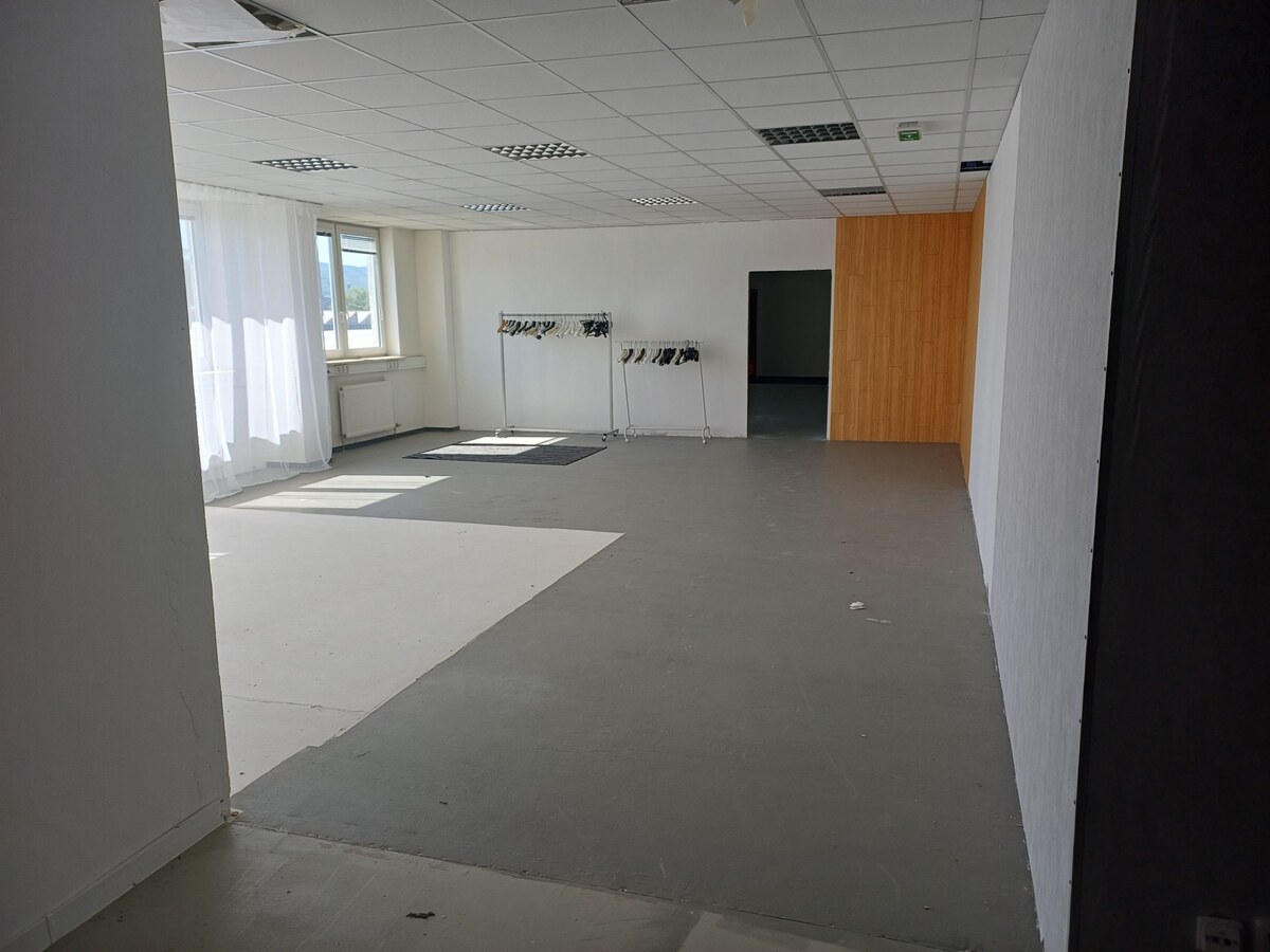 Prenájom kancelárskych a skladových priestorov pri Zlatých pieskoch.