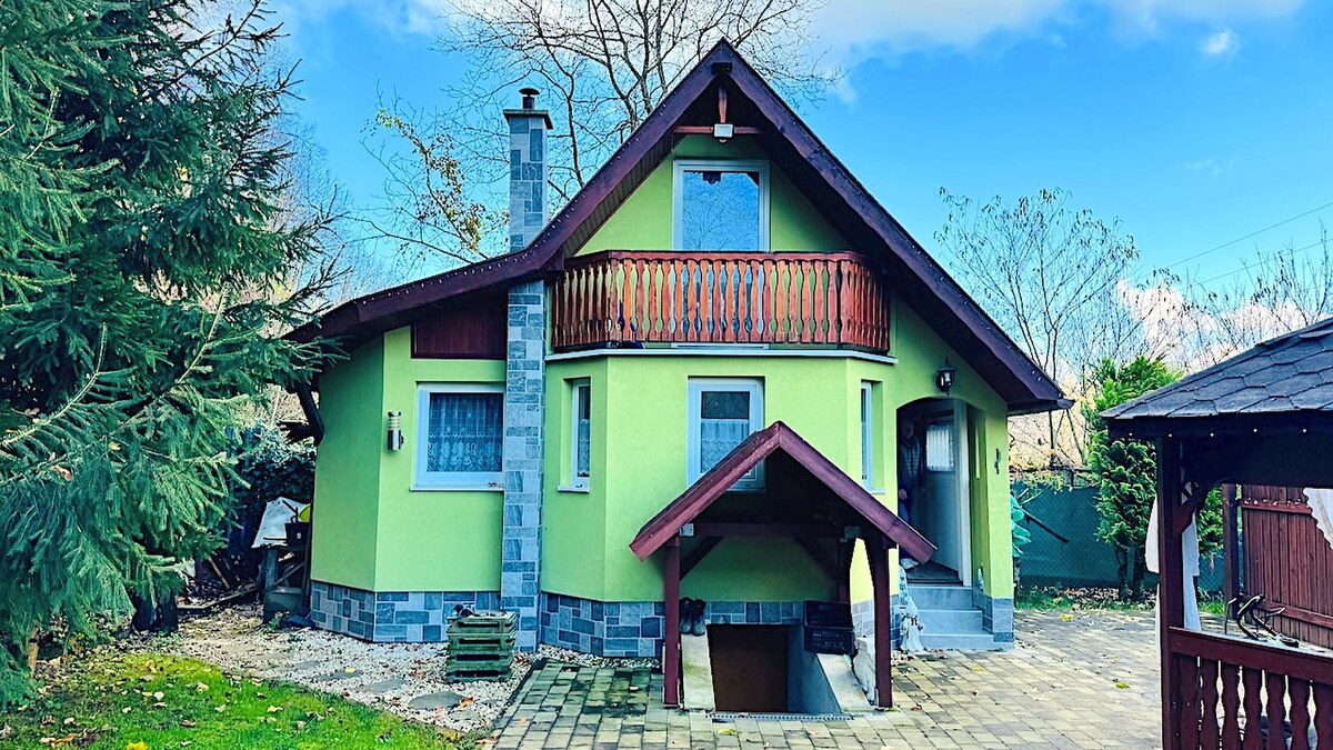Na predaj rekreačná chatka so záhradou 412 m2 a bazénom Partizánske
