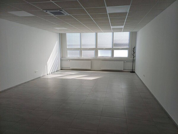 Prenájom  priestorov 58 m2 a 60 m2 v priemyselnej zóne Trnavy