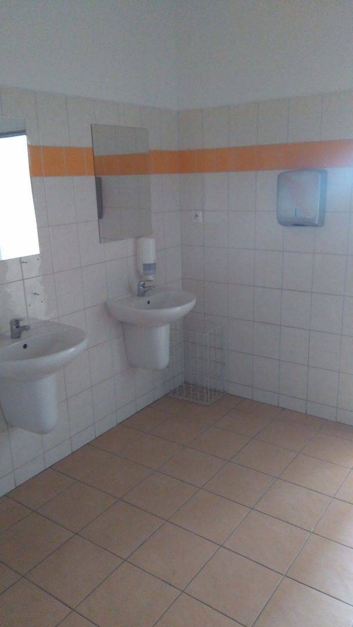 Kancelárske priestory na prenájom  v Petržalke 400 m2. — foto 4
