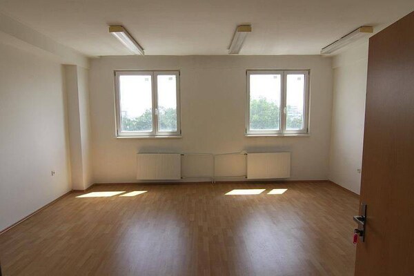 Dvojkancelária 60m2, Galvaniho, Bratislava-Ružinov, parkovanie