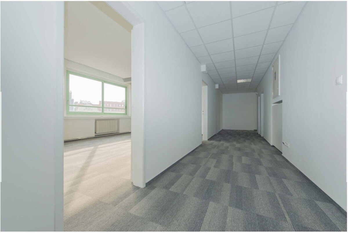 Prenájom administratívnych priestorov 200m2 na Nám. SNP — foto 4