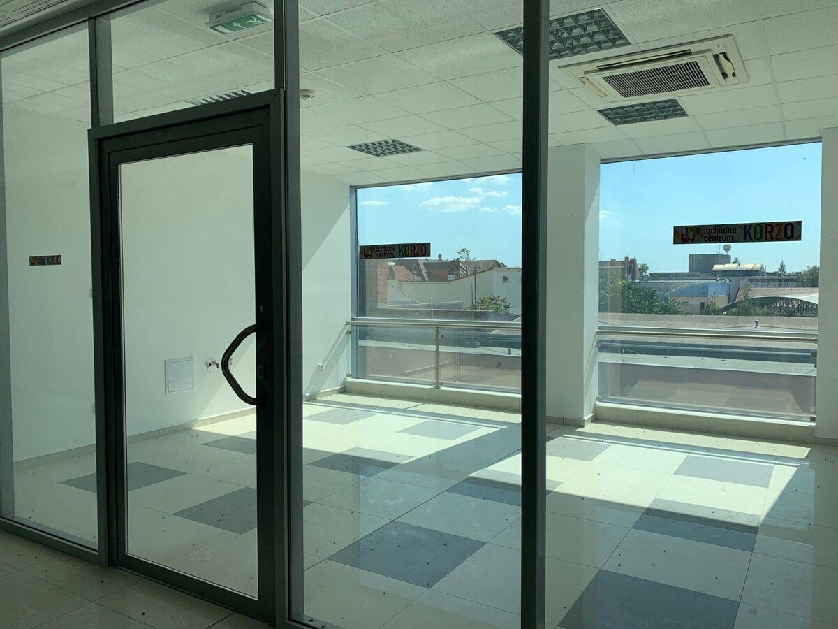 Obchodné priestor na PRENAJOM CENTRUM Topoľčany — foto 9