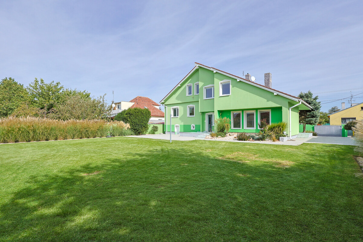 IVANKA PRI DUNAJI – veľkorysý 8-i dom, 300+ m², pozemok 890 m²