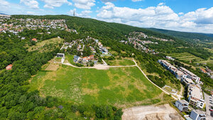 KOLIBA, stavebný pozemok 863 m2 - s výhľadom na Bratislavu — foto 1