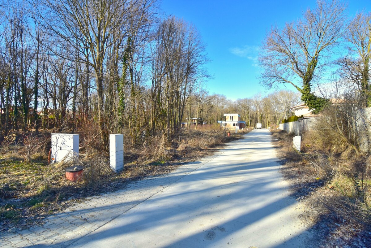 RUSOVCE, stavebný pozemok 809 m2 – vyhľadávaná časť pri lesoparku — foto 8