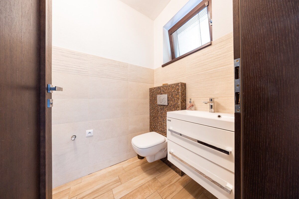 Moderný, zariadený, 4 izbový rodinný dom - v obci Andač (Zbehy) — foto 18