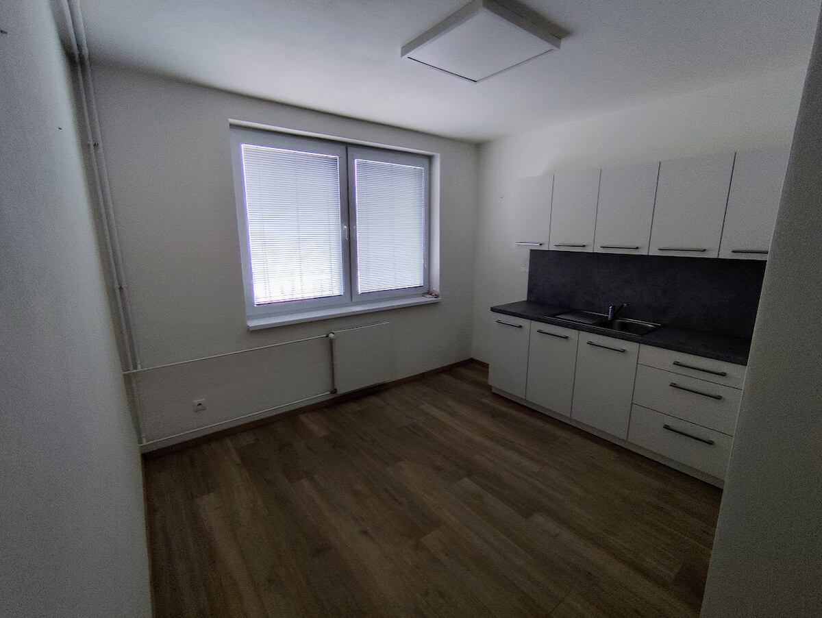 2. kancelária s vlastnou kuchynkou a sociálnym zariadením — foto 2