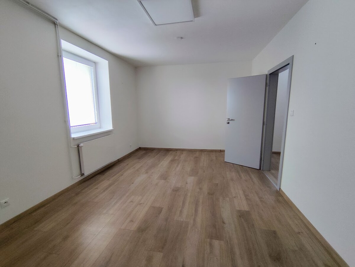 2. kancelária s vlastnou kuchynkou a sociálnym zariadením — foto 3