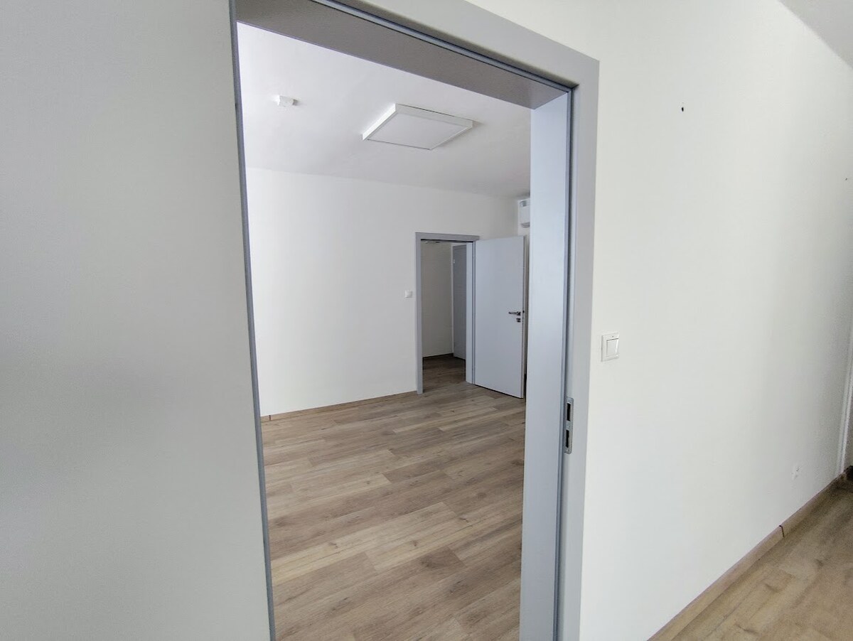 2. kancelária s vlastnou kuchynkou a sociálnym zariadením — foto 4