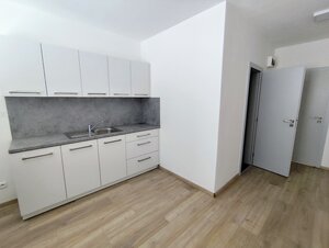 2. kancelária s vlastnou kuchynkou a sociálnym zariadením — foto 1