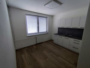 2. kancelária s vlastnou kuchynkou a sociálnym zariadením — foto 2